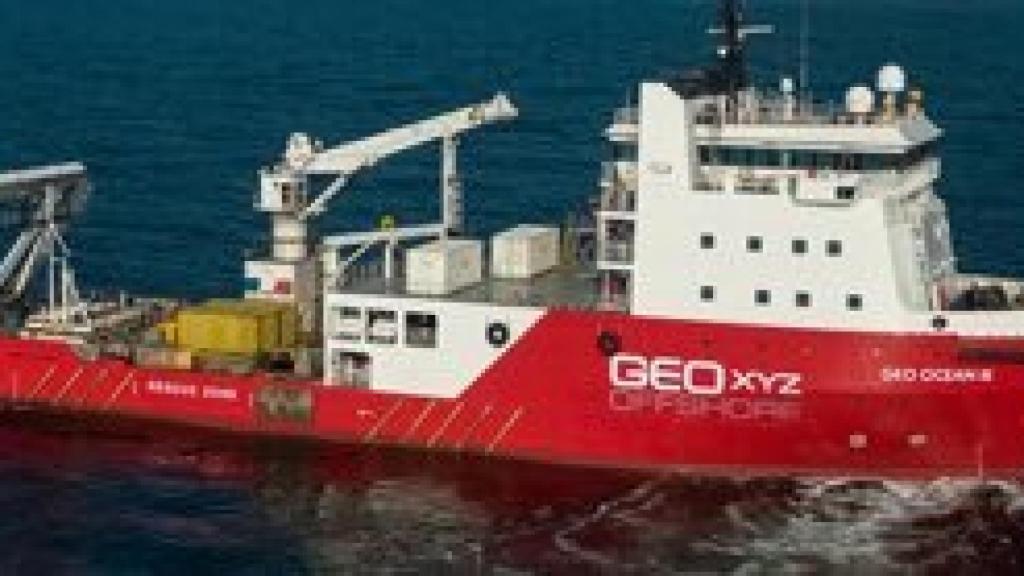 Barco que busca el avión de Emiliano Sala. Foto: Twitter (@askomartin)