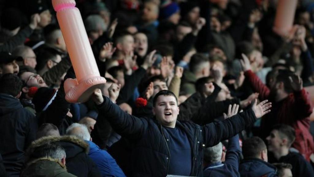 Un aficionado del Lincoln City con un pene hinchable. Foto: Twitter (@TheRebelDelgado)