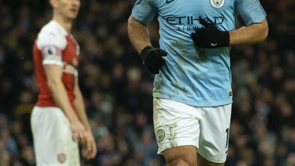 Agüero celebra uno de sus goles ante el Arsenal