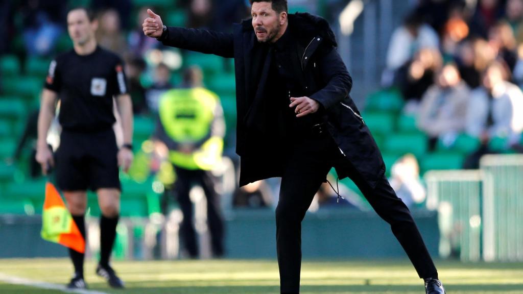Simeone da instrucciones en la banda del Benito Villamarín