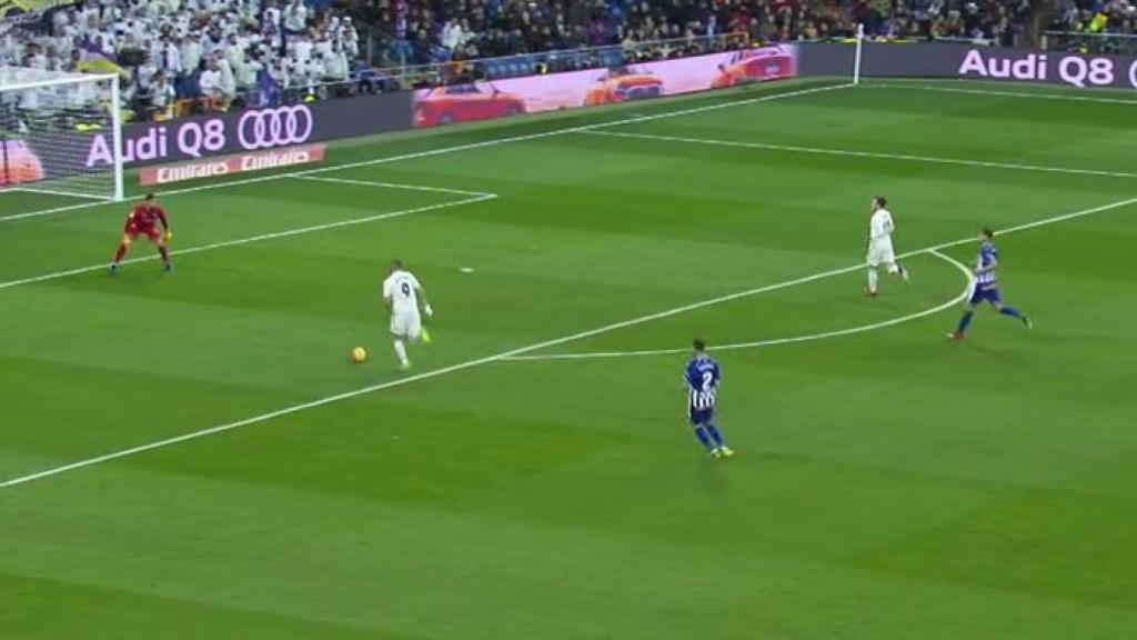 Benzema ante Pacheco tras señalarle un fuera de juego erróneo. Foto: Twitter (@elchiringuitotv)