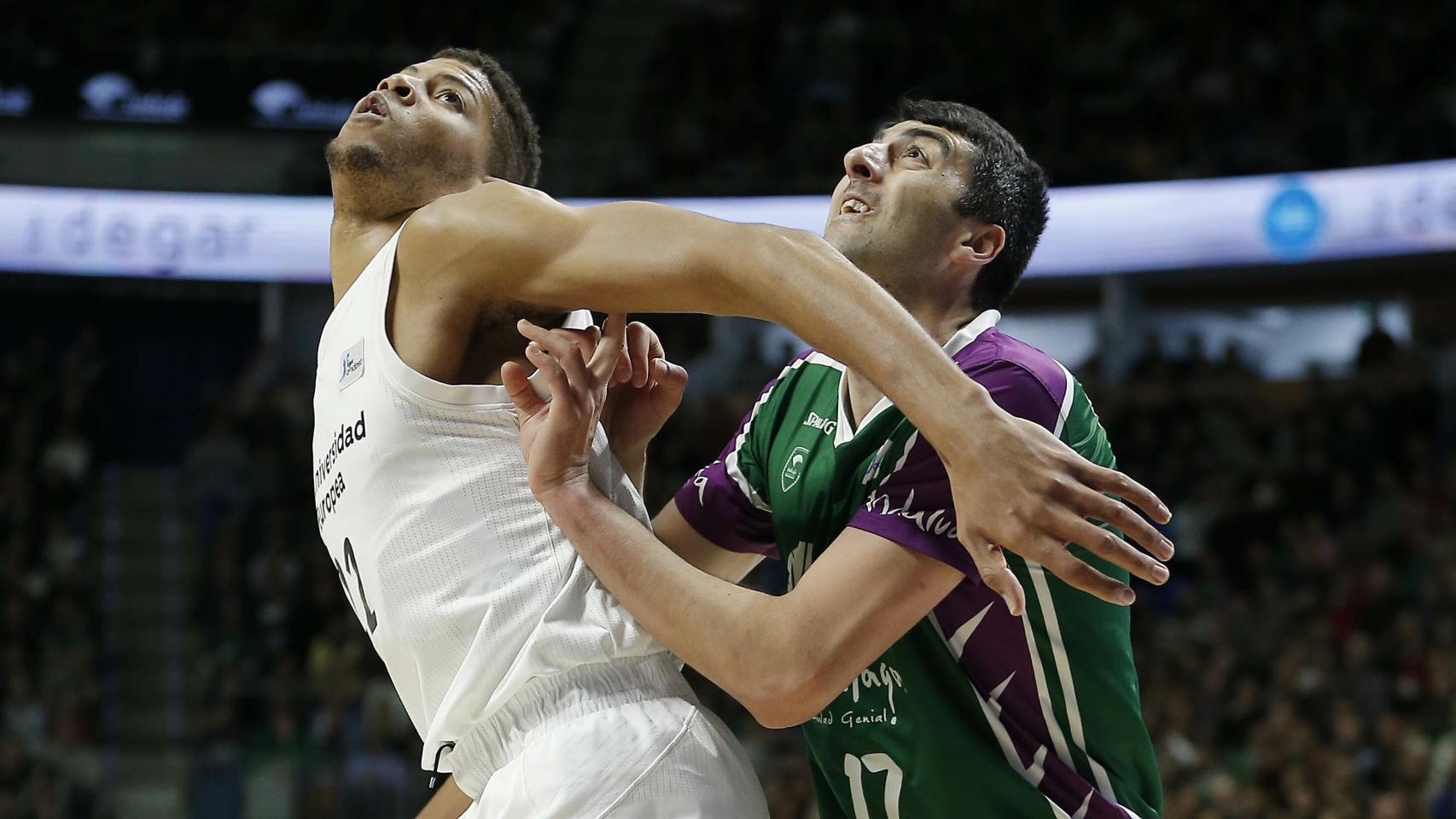 Tavares y Shermadini pelean por un rebote. Autor: ACB.
