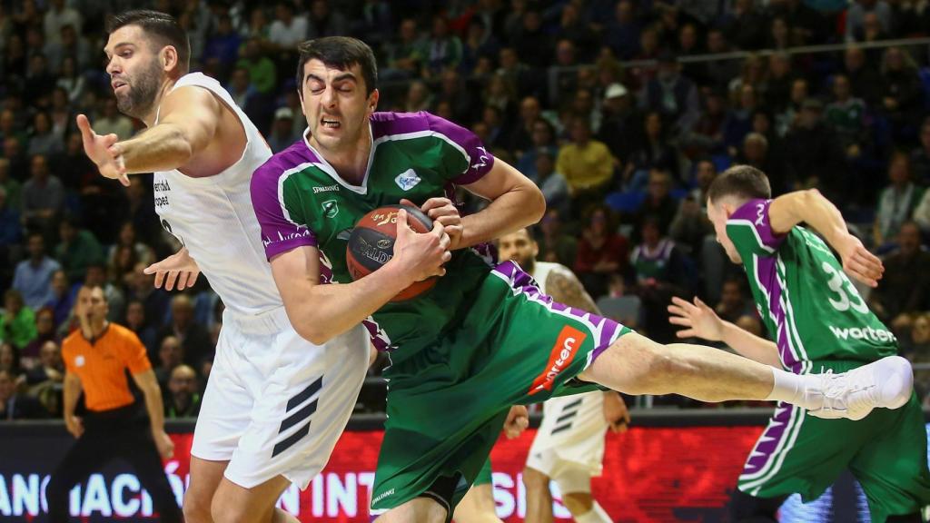 Shermadini captura un rebote ante Felipe Reyes