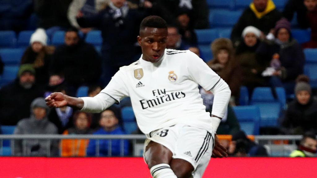Vinicius remata el balón y marca el segundo gol del Madrid ante el Alavés