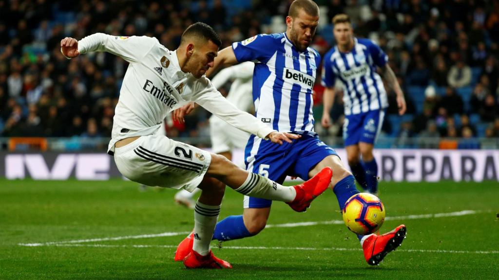 Dani Ceballos remata ante la portería del Alavés