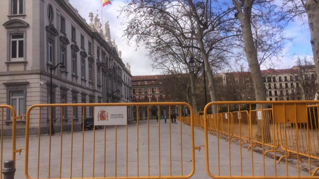 Vallas de seguridad rodean desde hace unos días la entrada al Tribunal Supremo./
