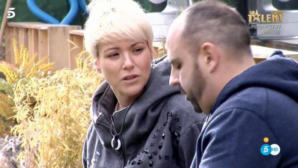 María Jesús desahogándose con Julio.