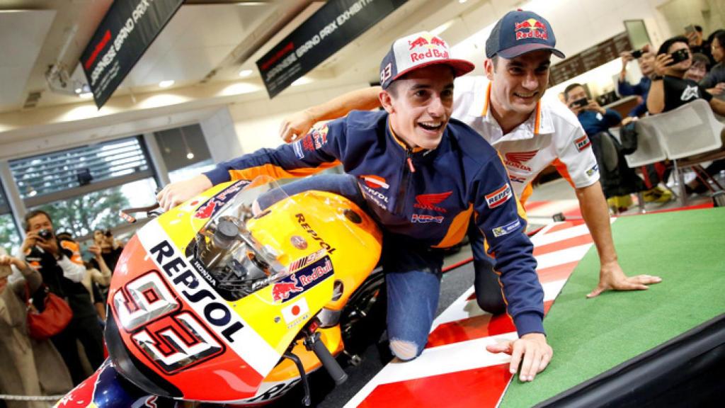 Marc Márquez y Dani Pedrosa en un acto.