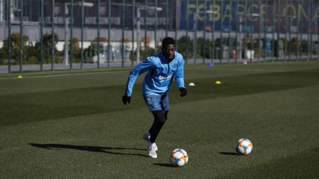 Dembélé entrenando al margen del grupo. Foto: Twitter (@FCBarcelona_es)