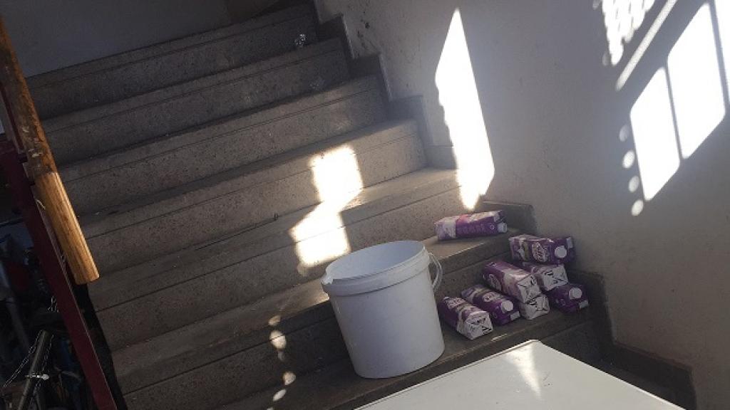 Alimentos y bicicletas se acumulan en la entrada