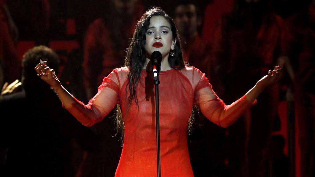 Rosalía, durante su actuación en los Goya.
