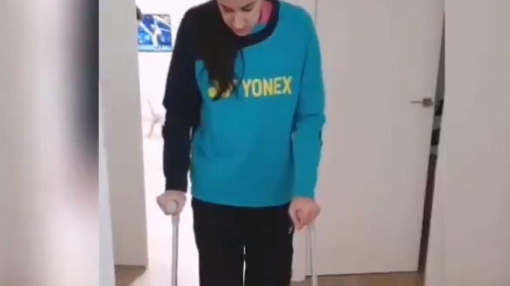 Carolina Marín ya comienza su recuperación: anda utilizando muletas