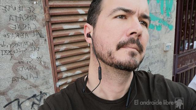 Cómo mejorar el sonido cuando escuchas solo por un auricular