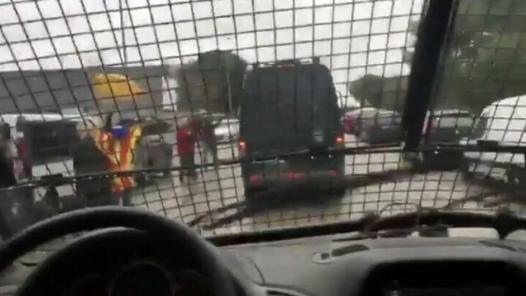 Fotograma del vídeo grabado desde el interior del autobús policial./