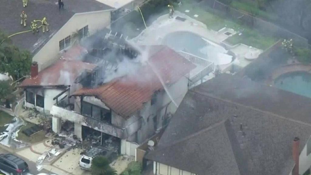 La casa sobre la que se precipitó la  avioneta, en un vecindario de California.