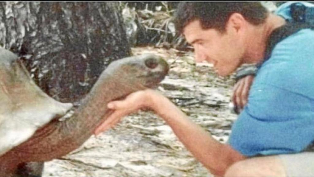 Imagen de Toni Cantó con una tortuga que tuvo durante mucho tiempo en la cabecera de Twitter.