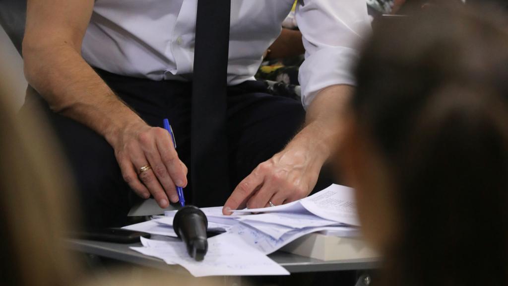 Emmanuel Macron durante el debate en Evry-Courcouronnes, al sur de París.
