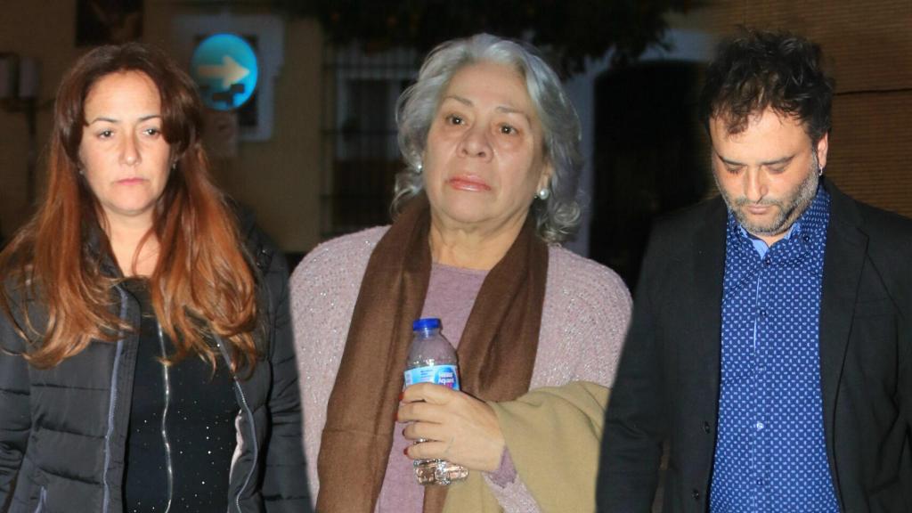 Rocío Cortés, Carmen Gahona y Fran Cortés en la misa del mes por la muerte de Chiquetete.