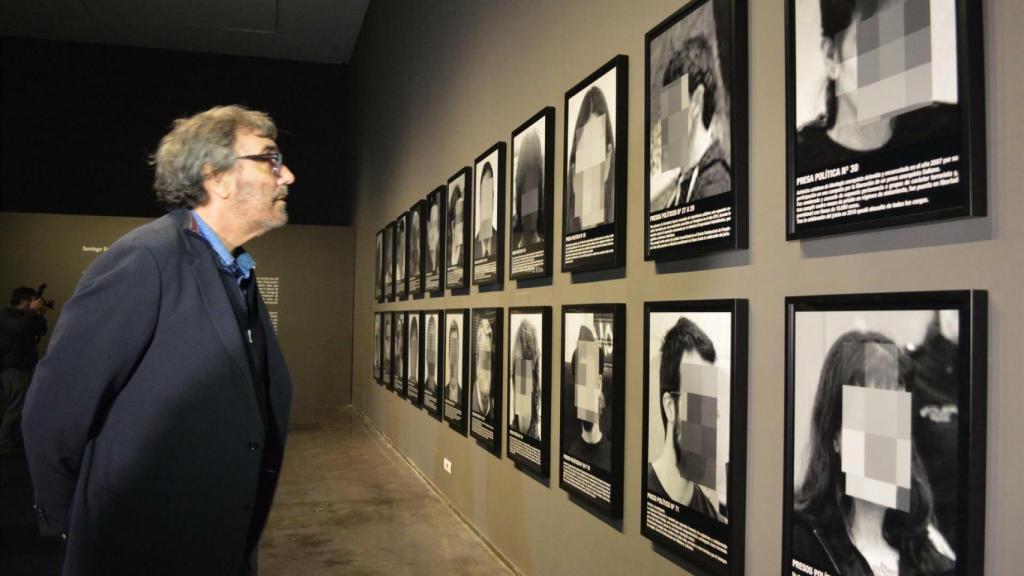 Tatxo Benet contemplando la obra 'Presos políticos'