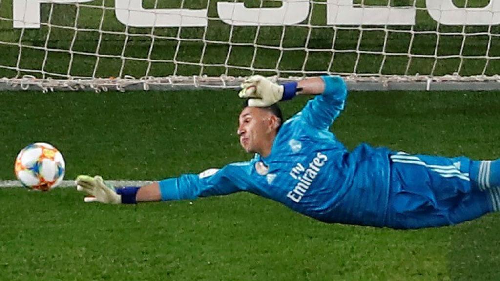 Keylor Navas bloca el tiro de Luis Suárez