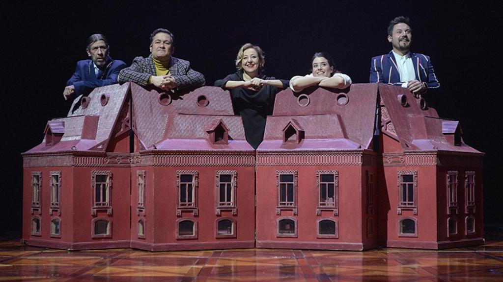 Carmen Machi, en el centro de la imagen, y otros protagonistas de 'El jardín de los cerezos'.