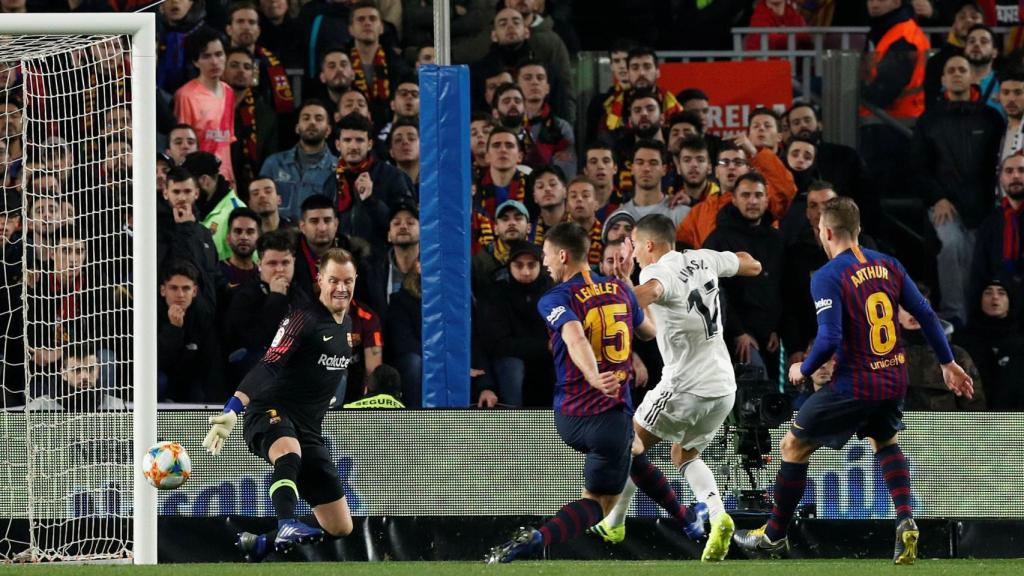 Lucas Vázquez adelanta al Real Madrid en El Clásico