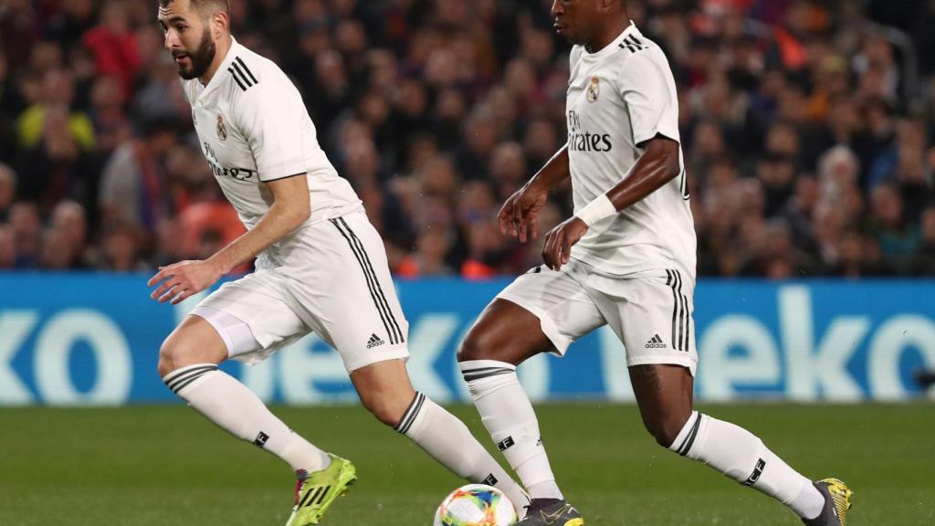 Benzema y Vinicius combinan ante la defensa del FC Barcelona
