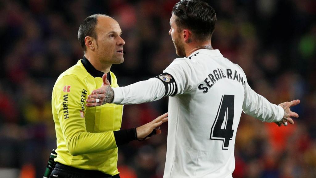 Sergio Ramos, ante Mateu Lahoz durante El Clásico