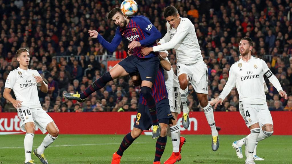 Gerard Piqué remata presionado por Varane