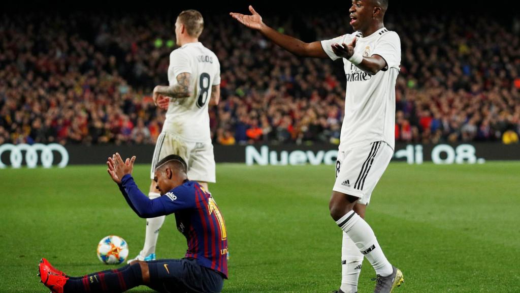 Vinicius y Semedo protestan al árbitro