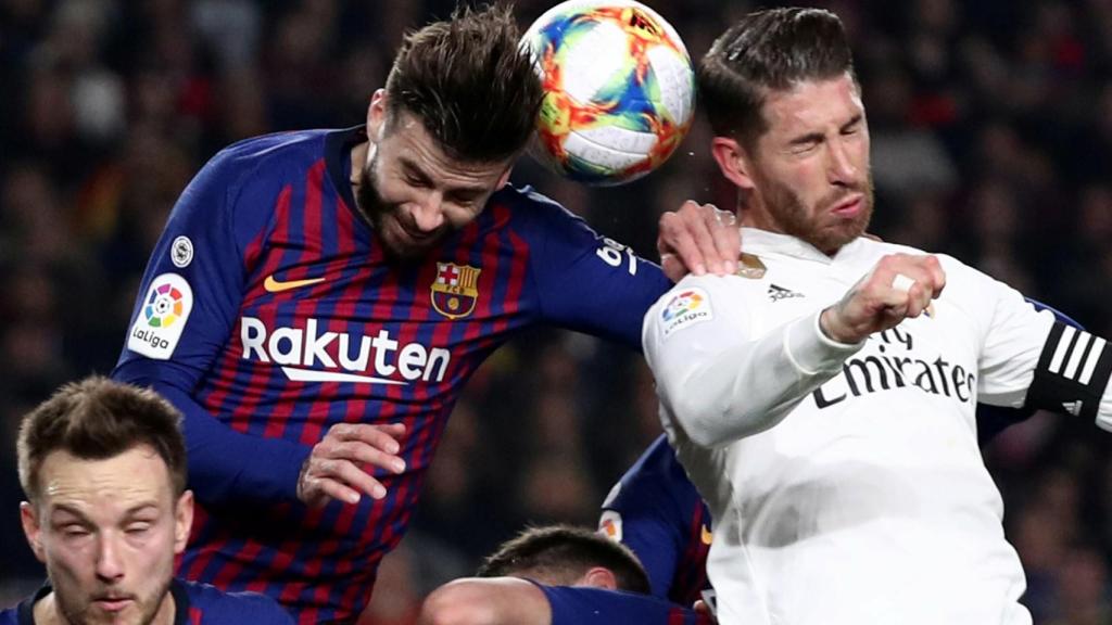 Gerard Piqué y Sergio Ramos pelean por un balón durante El Clásico