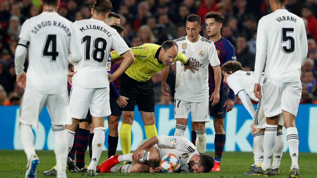 Mateu Lahoz, tras una falta sobre Carvajal