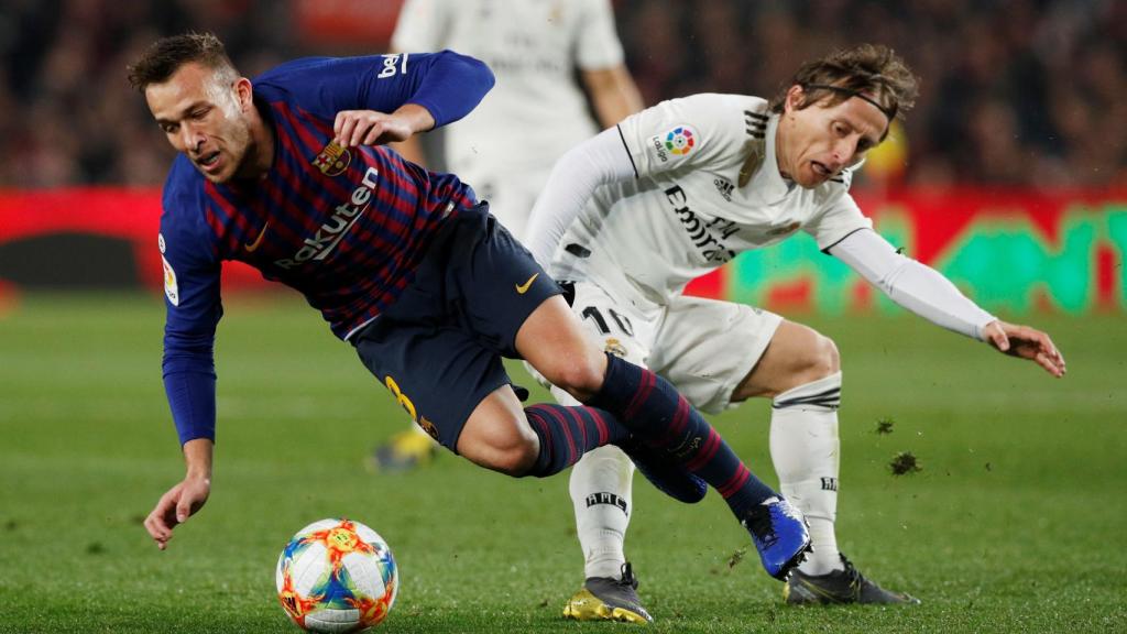 Arthur y Modric chocan peleando por un balón