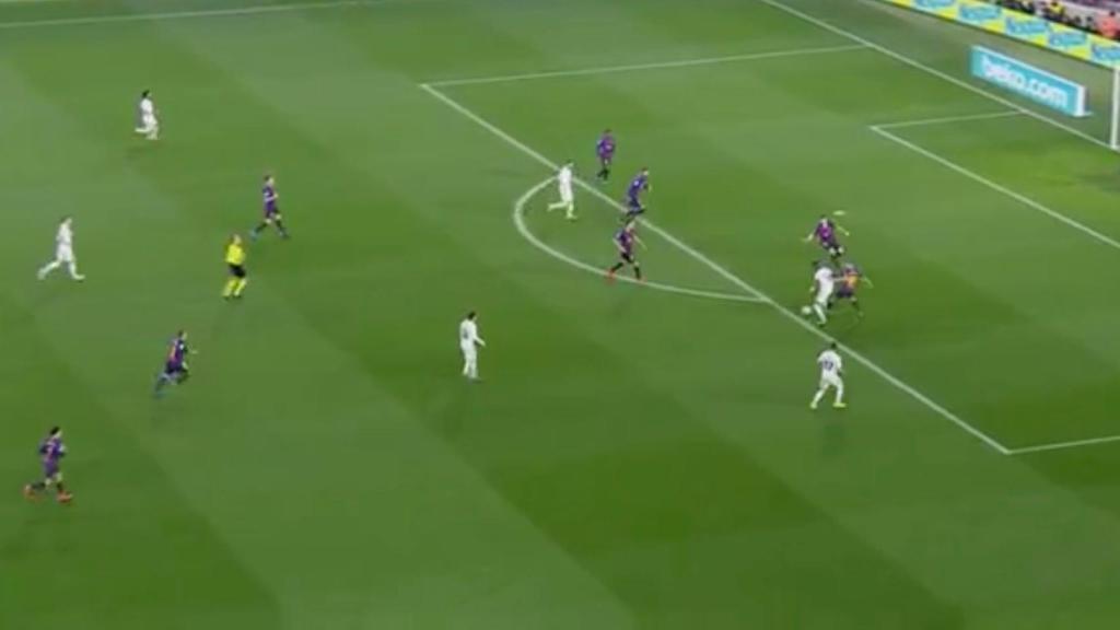 Agarrón de Jordi Alba a Vinicius dentro del área del Barça