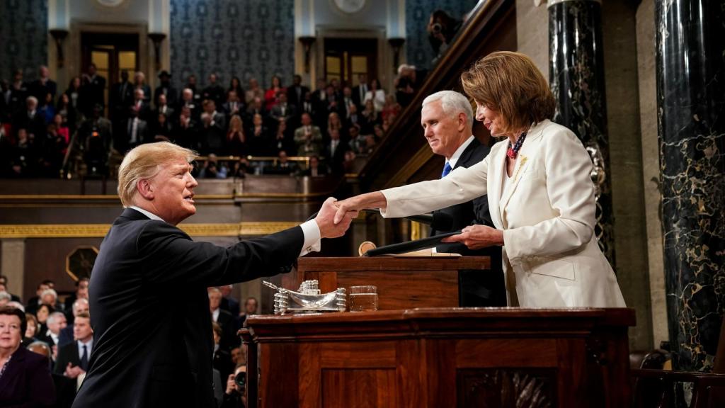 Trump saluda a Pelosi, tras su Discurso del Estado de la Unión.