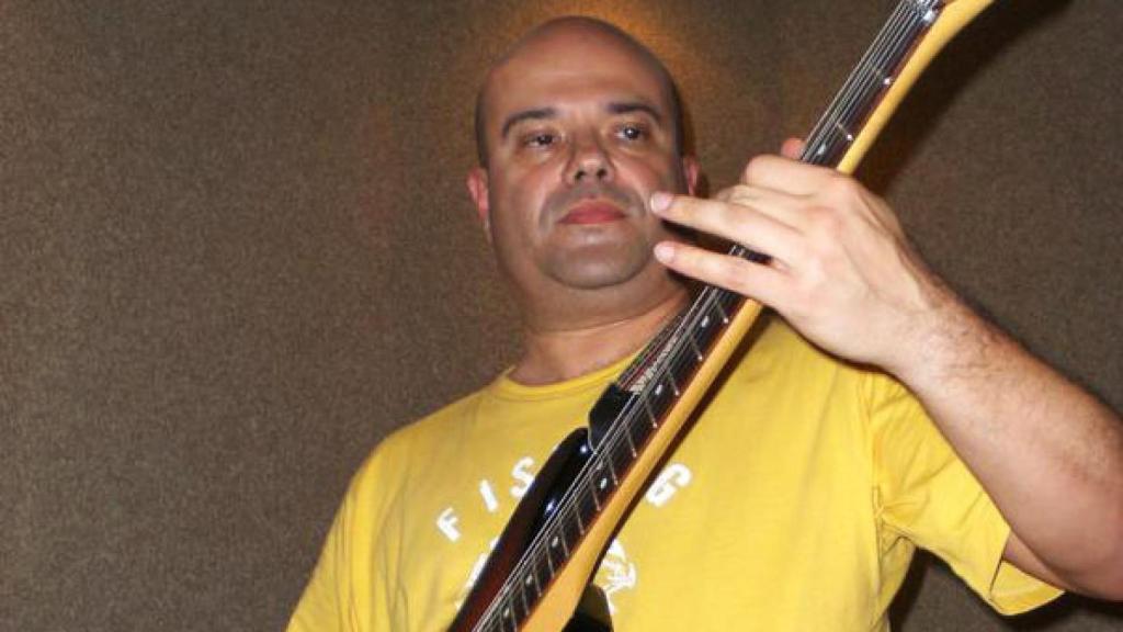 Miguel toca la guitarra.