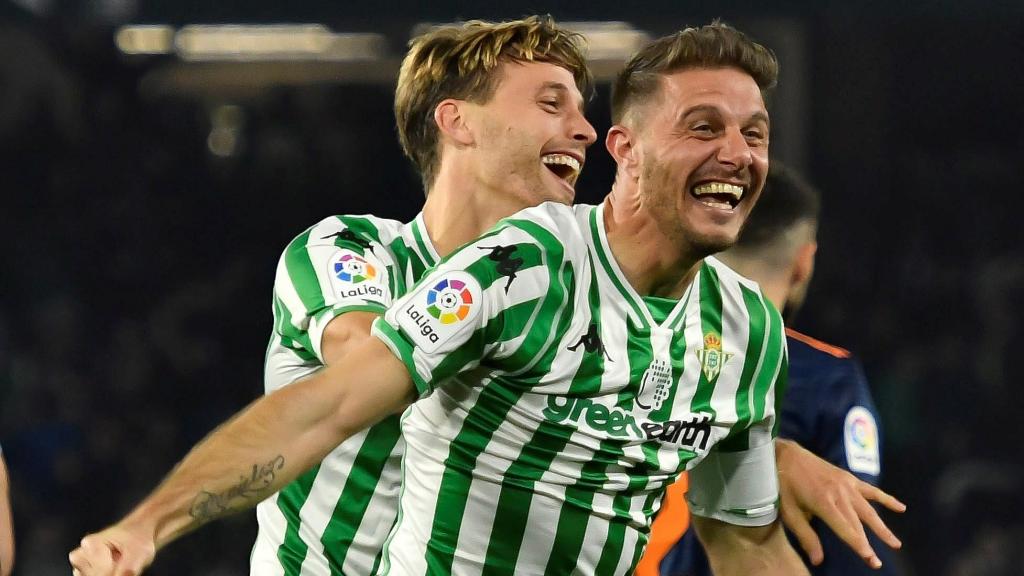 Joaquín celebra con sus compañeros su gol olímpico
