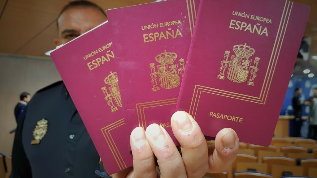Uno de los policías que intervino en el operativo sostiene varios pasaportes incautados.