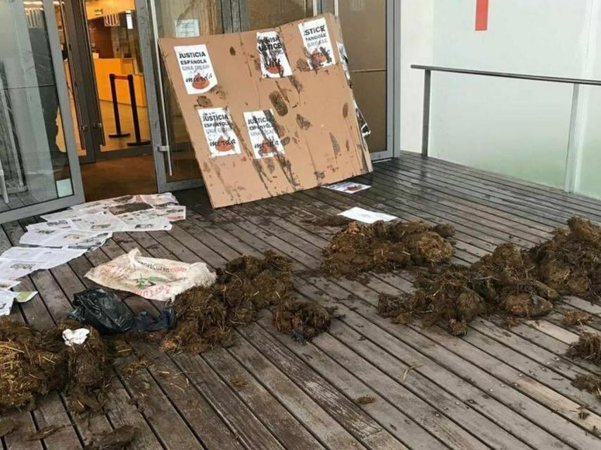 Estiércol arrojado por los CDR en los Juzgados de Gerona.