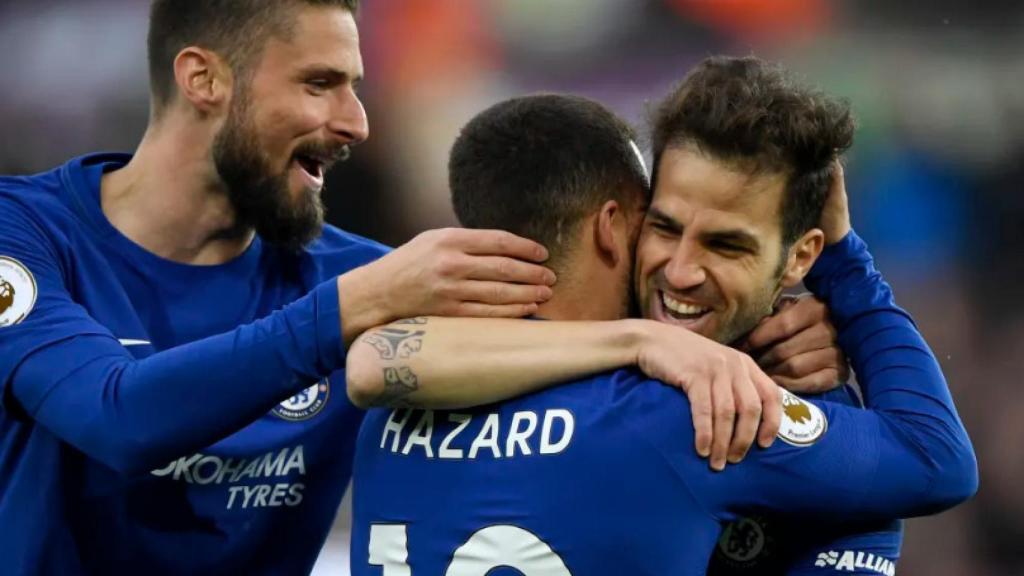Cesc Fàbregas y Hazard se abrazan tras un gol del Chelsea. Foto: chelseafc.com