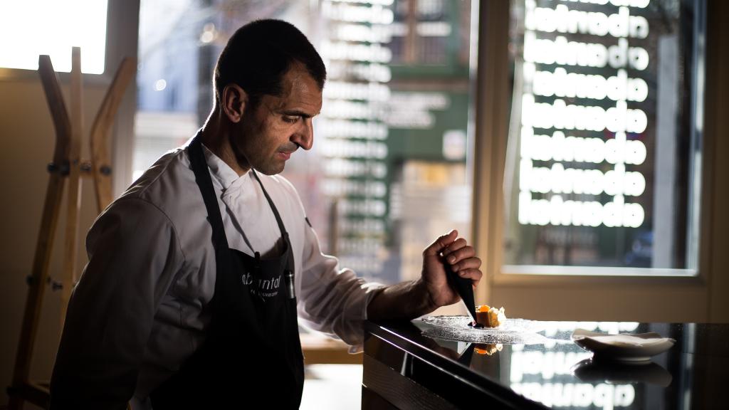 El ajo negro se elabora gracias a un proceso de maduración en la que participan tres variables: la temperatura, la humedad y el tiempo. En la imagen, el chef Julio Fernández, del restaurante Abantal.