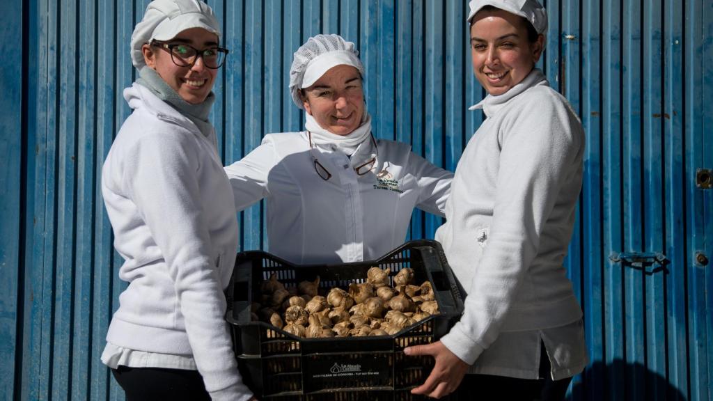 En el centro Teresa Jiménez, empleada de 'La Abuela Carmen' junto a sus hijas y compañeras de trabajo, Teresa y Rosario.