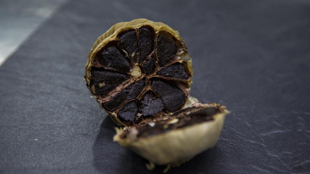 El ajo negro es un producto utilizado habitualmente por el chef Julio Fernández, del Restaurante Abantal.
