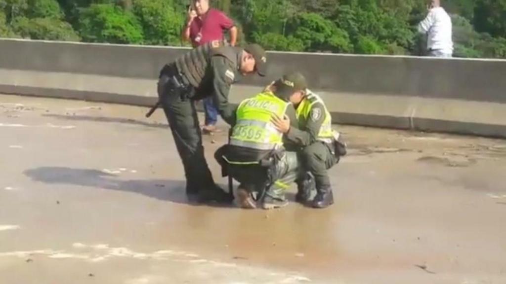 El desesperado llanto de los policías que no pudieron salvar a la arruinada que se suicidó con su hijo