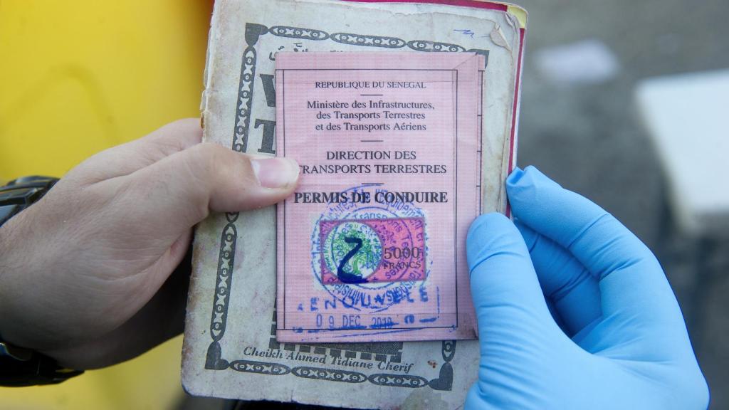 Permiso de conducir de un inmigrante muerto en el Estrecho.