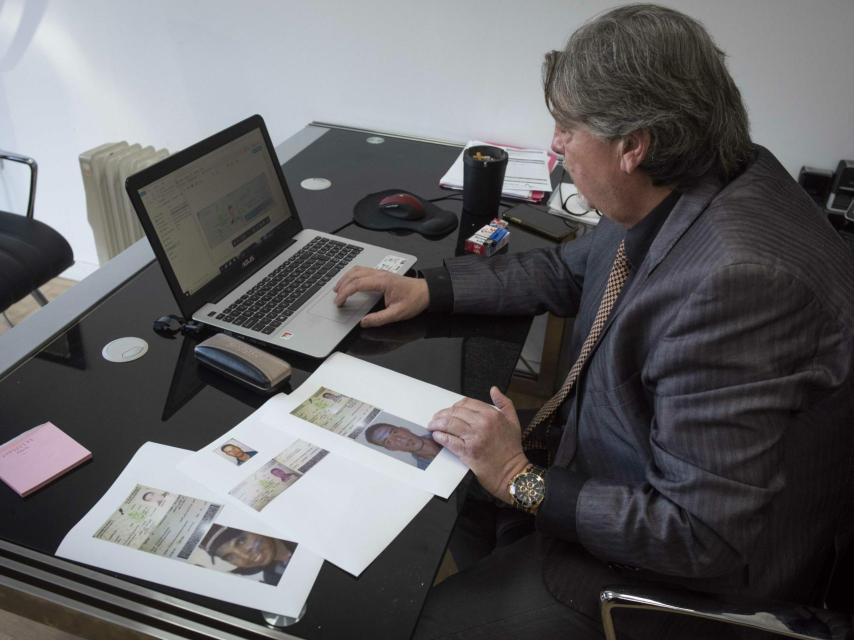 Martín Zamora en la oficina de su funerario en Los Barrios (Cádiz). Ha ayudado a la Guardia Civil y a la jueza a identificar a 21 de los 25 inmigrantes que se murieron por ahogamiento en el mar.