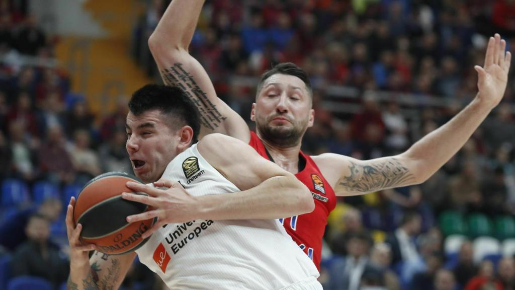 Deck intenta hacerse hueco para anotar ante Kurbanov