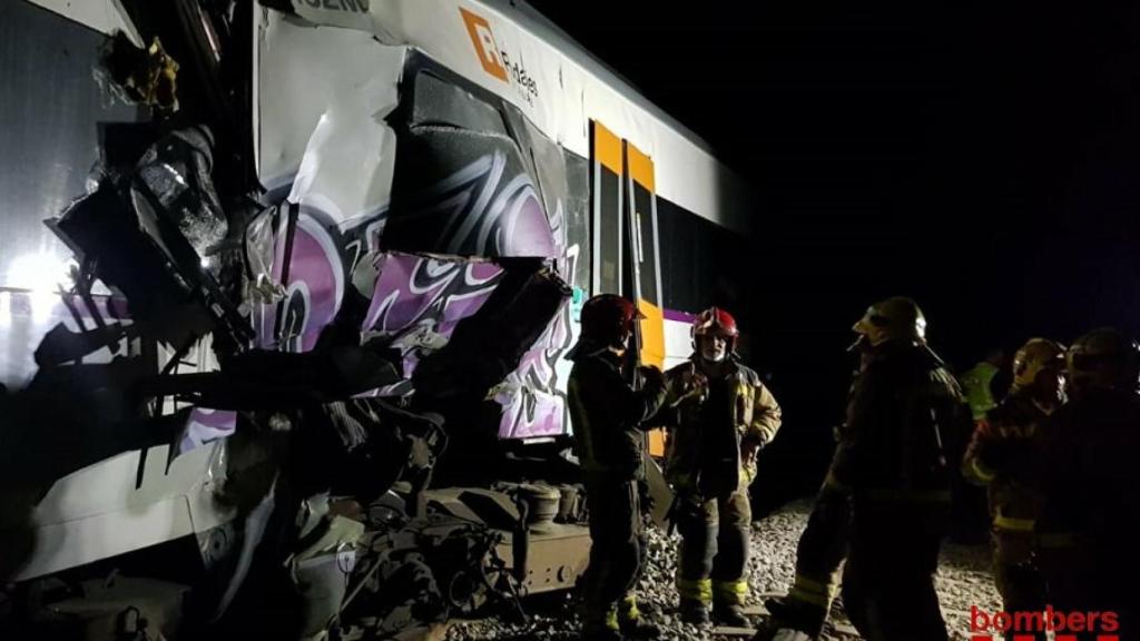 Bomberos trabajando en el lugar del accidente ferroviario.