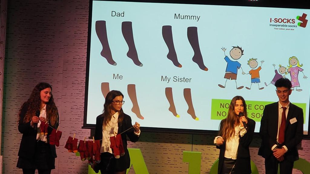 Presentación del proyecto iSocks de estudiantes del colegio Padre Damián de Barcelona, en un evento de Junior Achievment.
