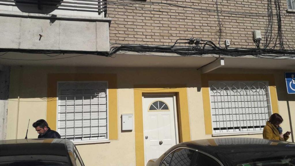 Exterior de la vivienda donde residía el presunto asesino.